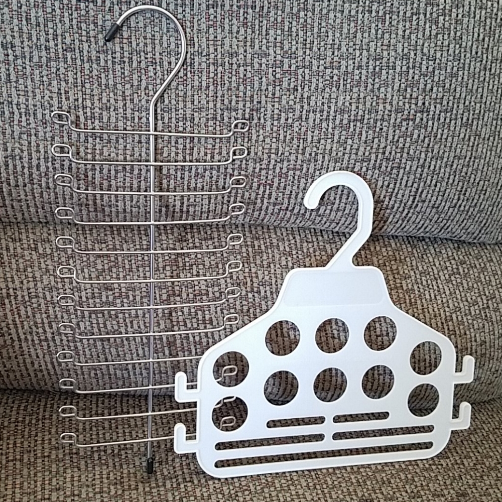 2 accessory hangers